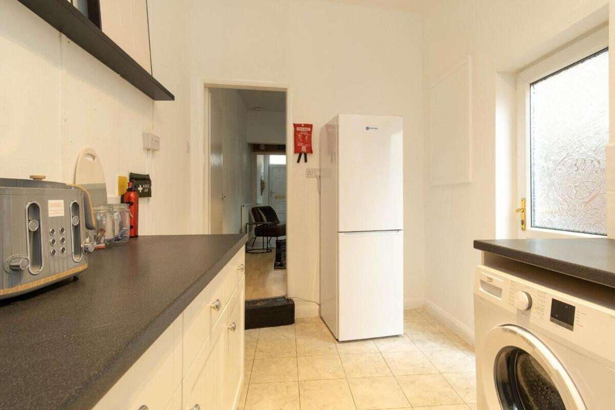2 Bedroom Apartment By Littlepiggyrentals Short Lets & Serviced Accommodation Leicester With Wi-Fi, Free Parking & Outdoor Area ภายนอก รูปภาพ