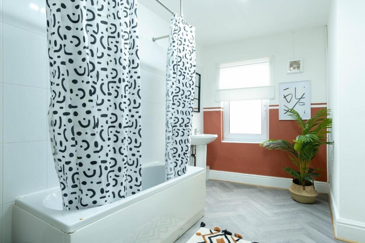 2 Bedroom Apartment By Littlepiggyrentals Short Lets & Serviced Accommodation Leicester With Wi-Fi, Free Parking & Outdoor Area ภายนอก รูปภาพ